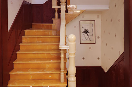 毛阳镇中式别墅室内汉白玉石楼梯的定制安装装饰效果